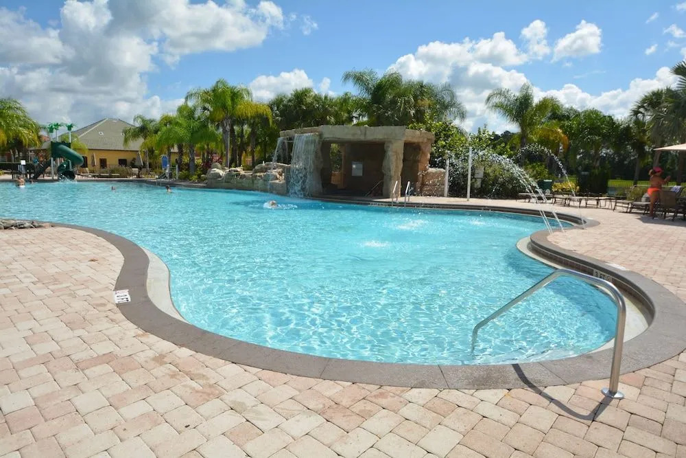 2971BP Posh Palace 4 Br home by RedAwning