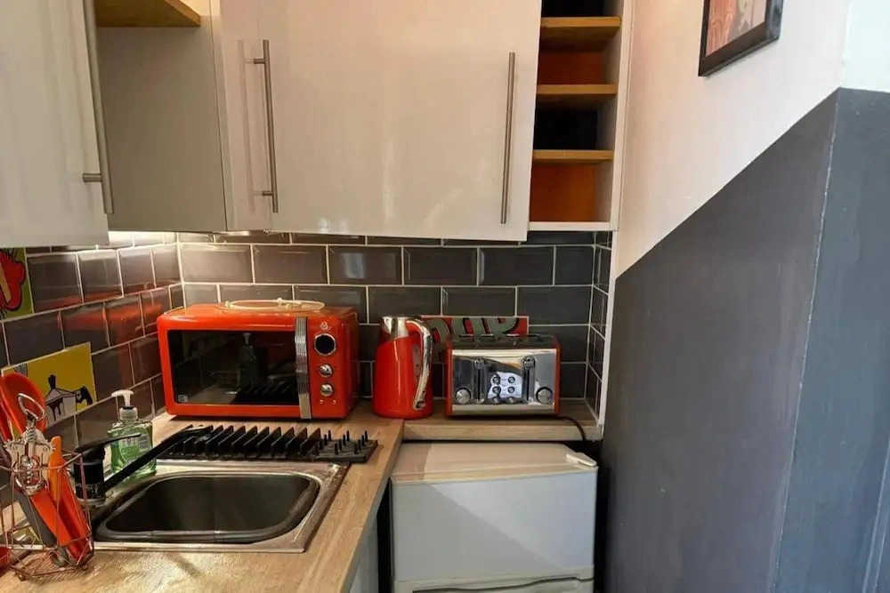 Studio - Parking - Garden - Wifi - Sleeps 2