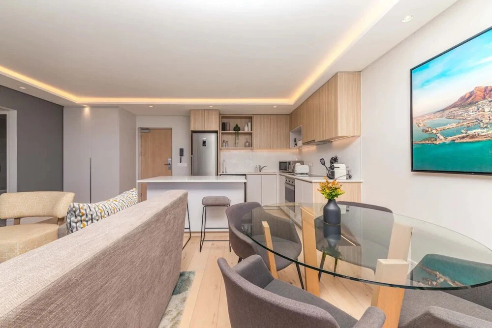 Modern and Bright 1BD APT in Sunny Sea Point