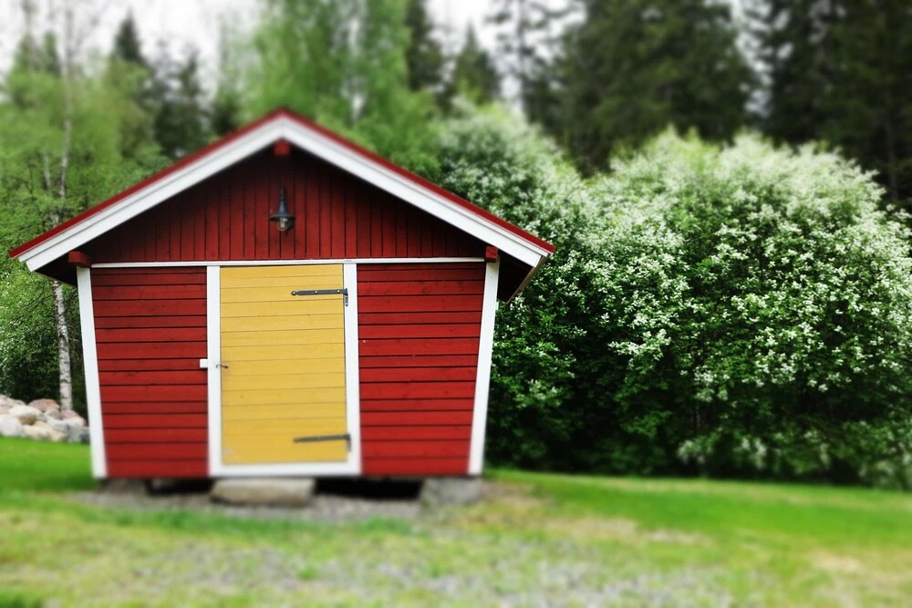 Hirsimökki ja makuuaitta