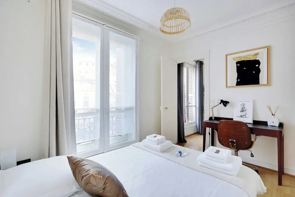 Experience the Parisian Lifestyle: 2BR Near Porte Maillot