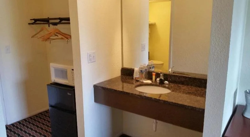 Riverwalk Inn & Suites