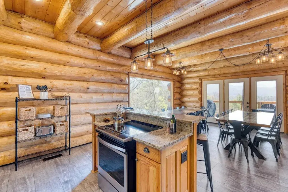 Sleeps 21 Luxury Cabin w/ Panoramic View, Hot Tub, Game Room Pinnacle Chalet