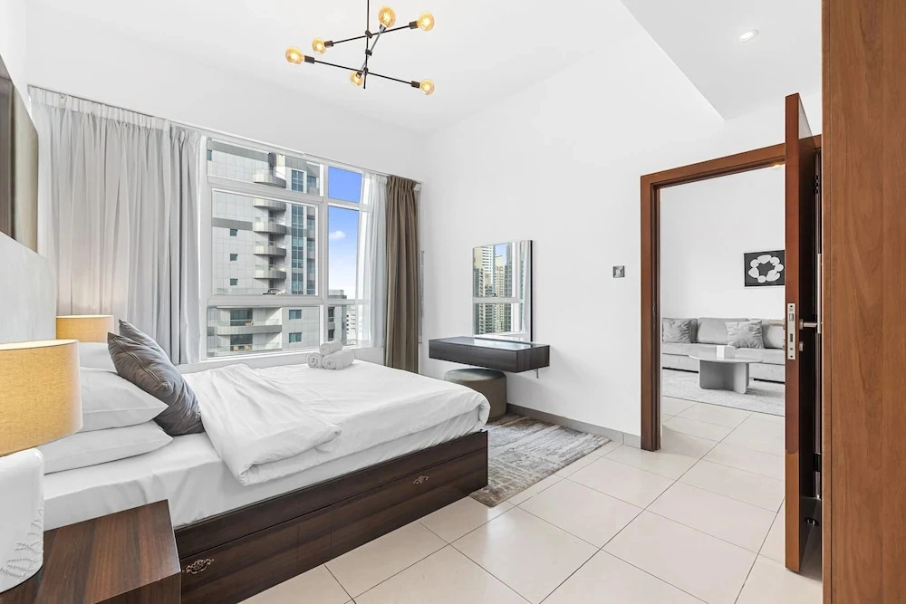 Pure Living - Mesmerizing Marina-View Apartment With Balcony