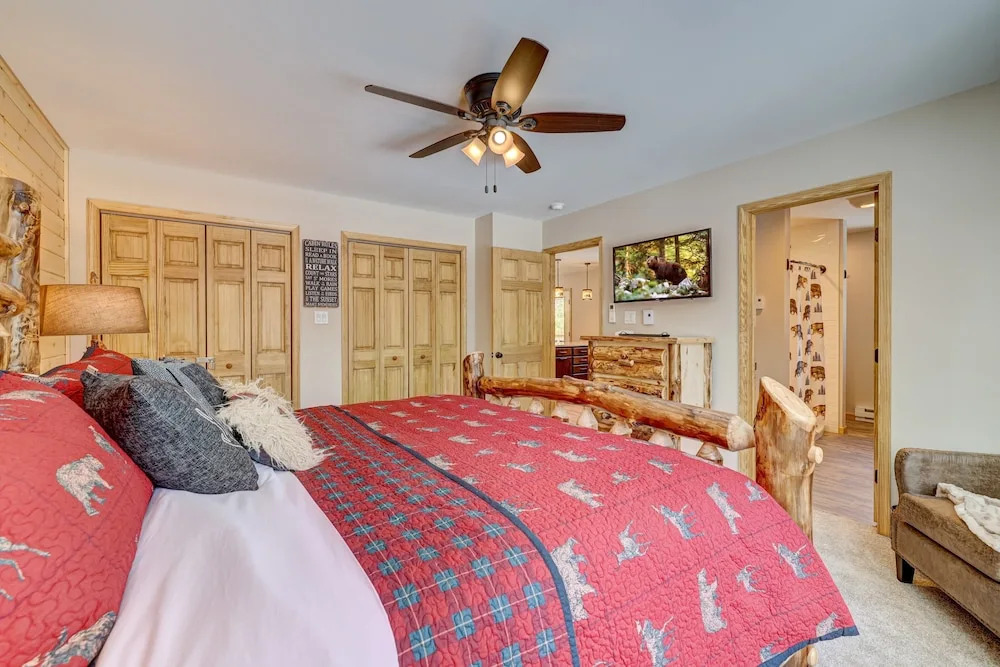 Over the Top Lodge by Avantstay Hot Tub, Shared Pool, Beach/lake Access