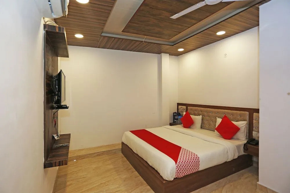 Capital O 15566 Hotel Rosewood Inn