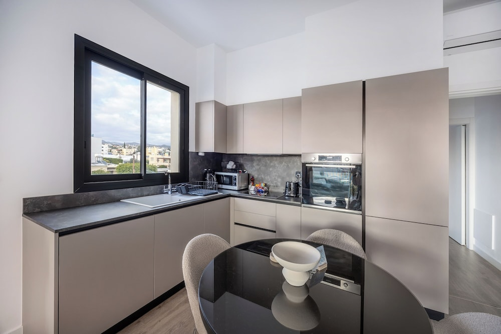 103 Piliou - City View Balcony & Shared Rooftop Pool