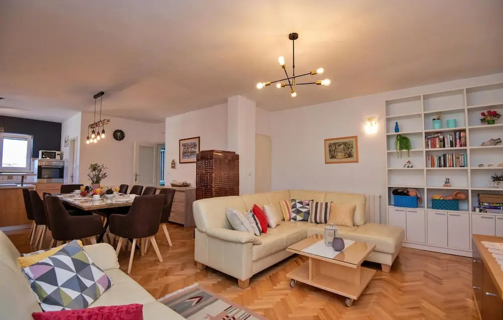 Amazing Home in Makarska With Wifi and 6 Bedrooms