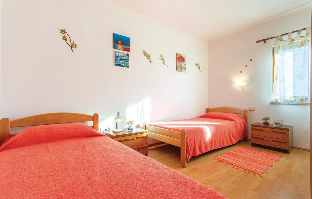 Stunning Home in Liznjan With Wifi and 2 Bedrooms