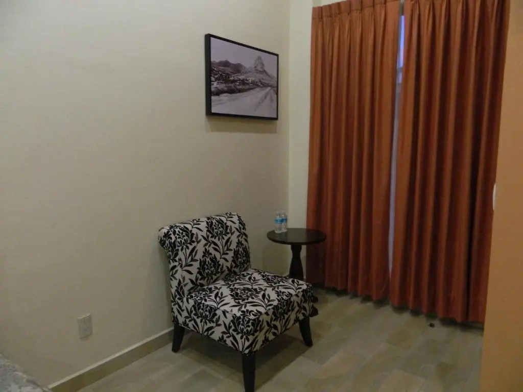 Hotel Plaza Bernal