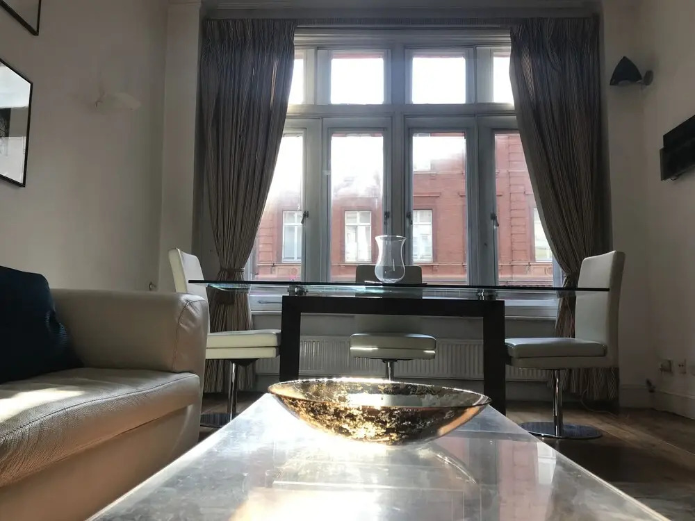 Suitely Trafalgar Square Luxury Apartment