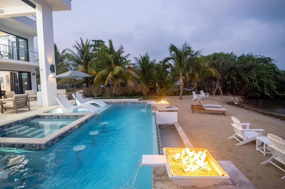 Sand Castle Vista - Spacious 4-Bed Villa in Placencia Village w Pool