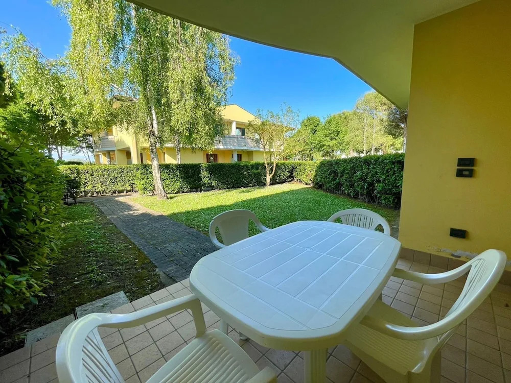Holiday House With Pool and Garden