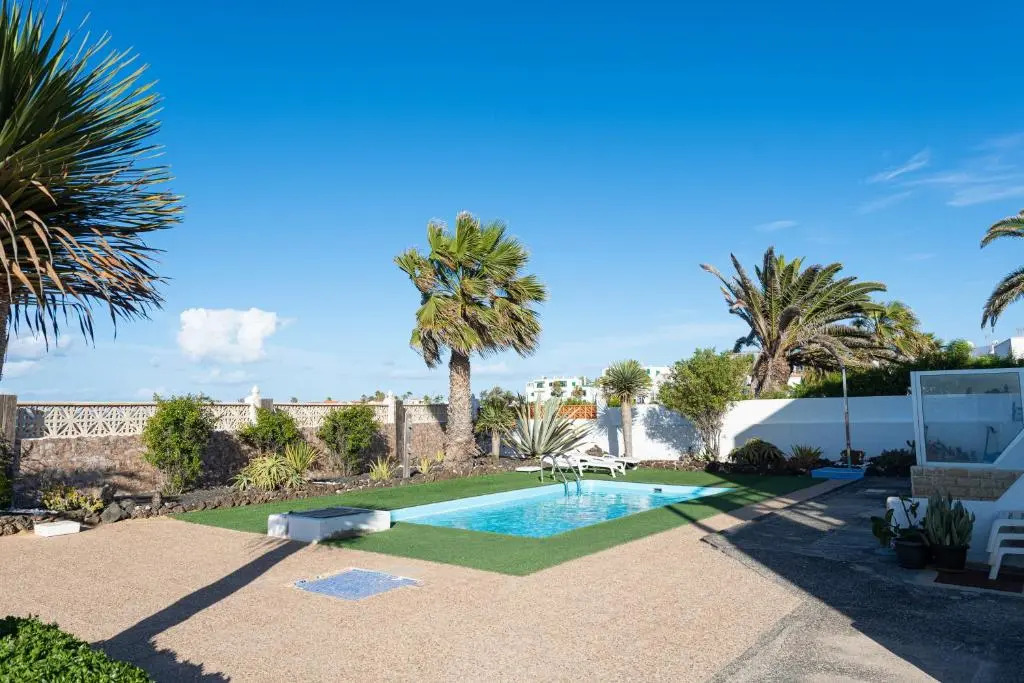 Apartment with pool and terrace 1 min from the Beach