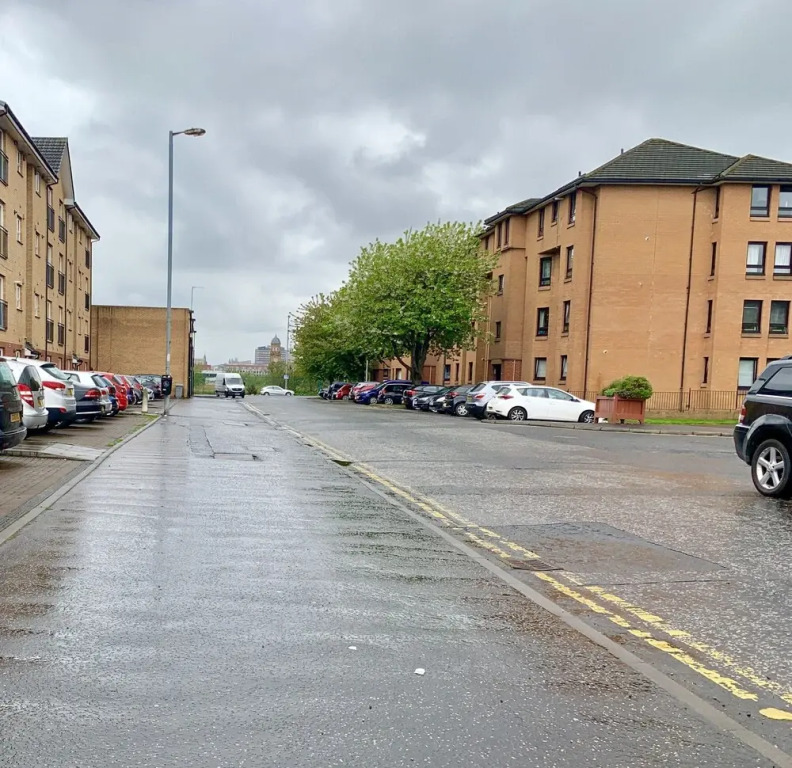 Dennistoun Apartment with Balcony