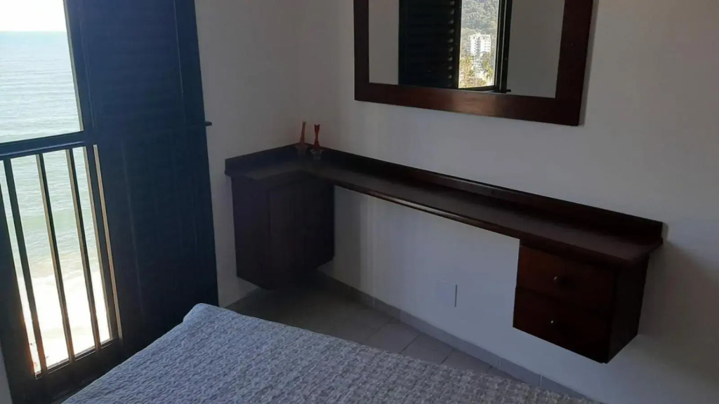 Apartamento na avenida da praia Martim de Sá com vista infinita pro mar em todos os cômodos.No 3o. quiosque próximo a prainha.Sinta-se na praia ouvindo o barulho das ondas e música dos quiosques.Com piscina adulto e infantil.