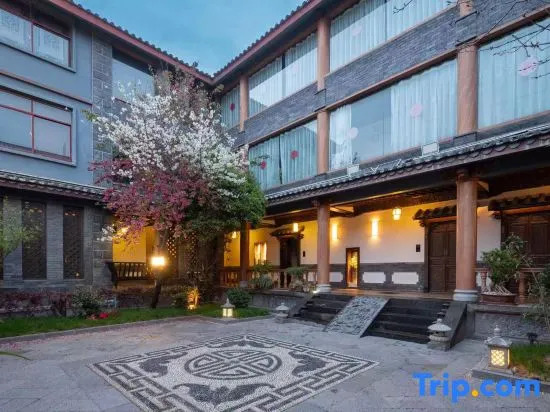 Zuixi  Mountain ViewTea and Coffee Courtyard Villa with Sunlight on the Snow Mountains