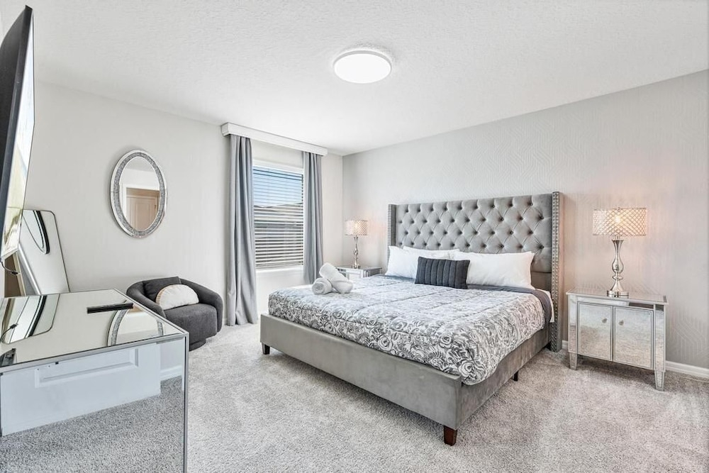 Luxury 5BR w/ Private Pool Windsor
