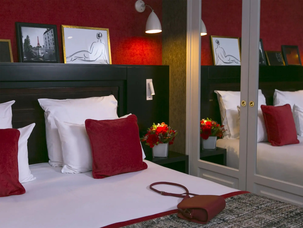 Hotel de Neuville Arc de Triomphe