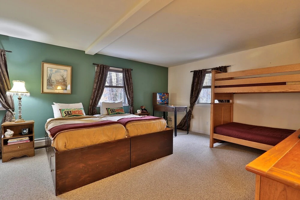 The Tanglewood Lodge- Amazing Ski Home for Groups, Hot Tub, Close to Killington Resort! home