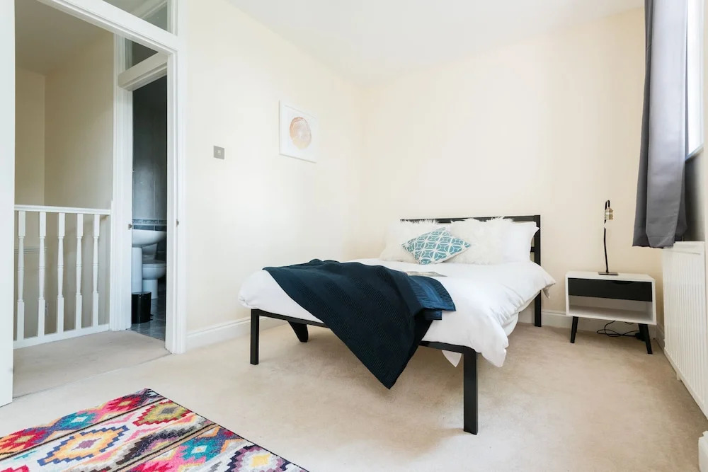 The Lapis Lounge - Large 3bdr House at River Avon - Sleeps 8
