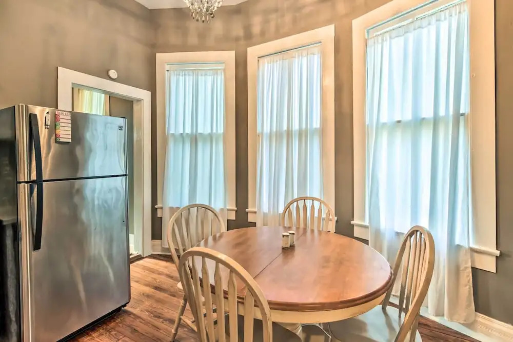 Stylish Vicksburg Apt w/ Porch - 2 Mi to Casino!