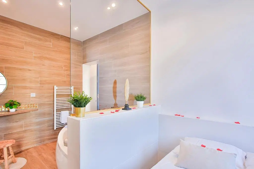 Escapade en Amoureux T2 luxueux, Love Room avec balnéo, 60m gare - hypercentre - La Porte Bleue 4