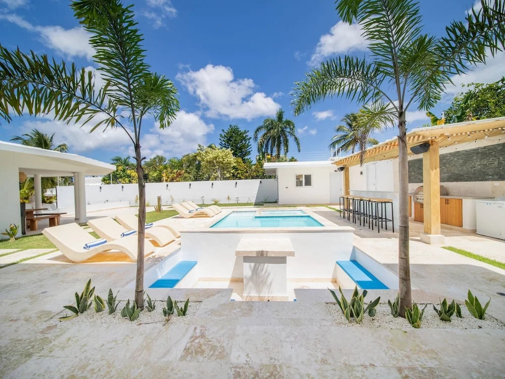 Green Palace - 7br Luxury Villa in Sosua 3mins from strip plus 24hr security