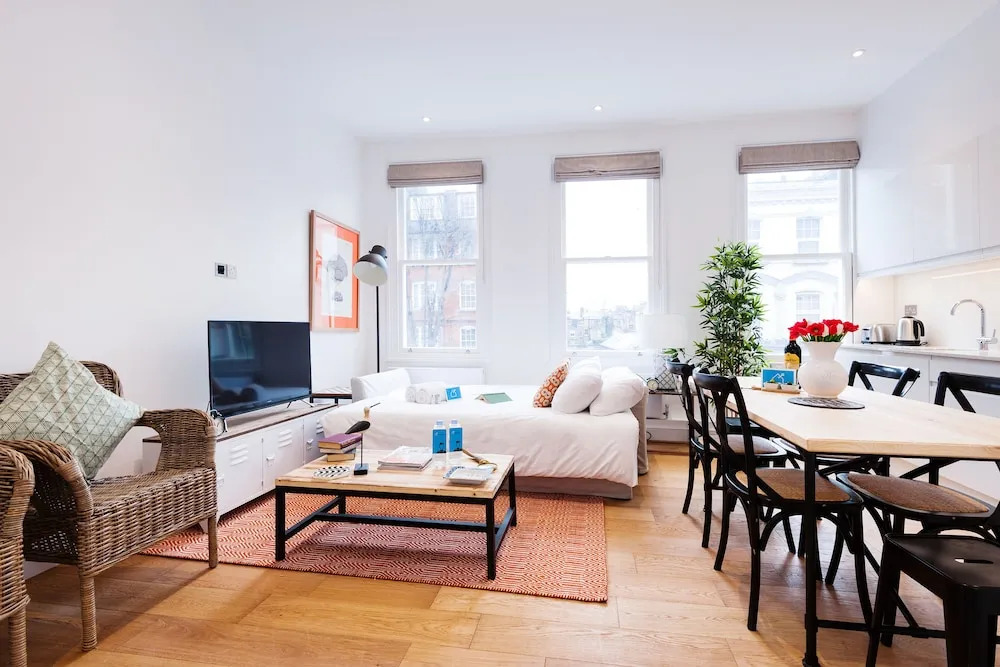 The Lillie Road Residence
