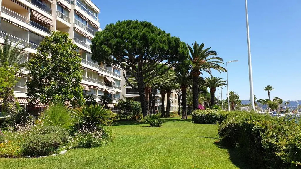 Garden and beach sea view apartment Cannes