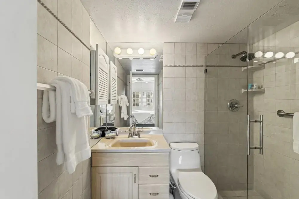 Just Beachy~ocean View~2nd Fl 2 Bedroom Condo by RedAwning