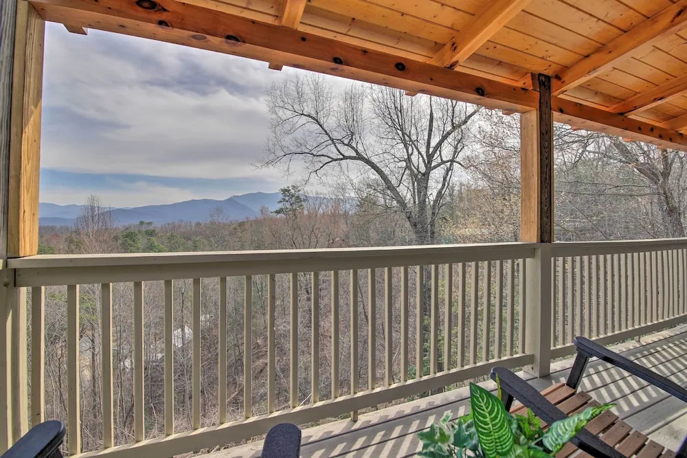 Gatlinburg Cabin w/ Pool Table & Hot Tub!