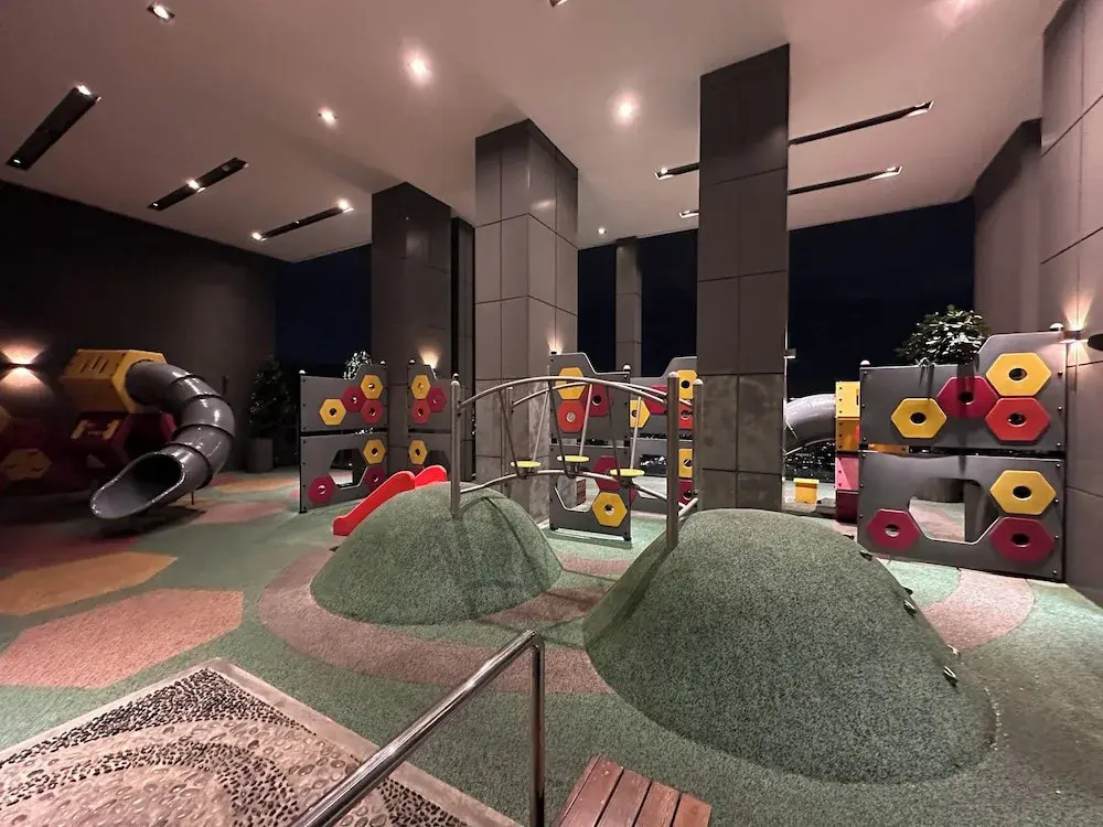 Skyline Luxe 4BR Retreat with En-suite Icon City