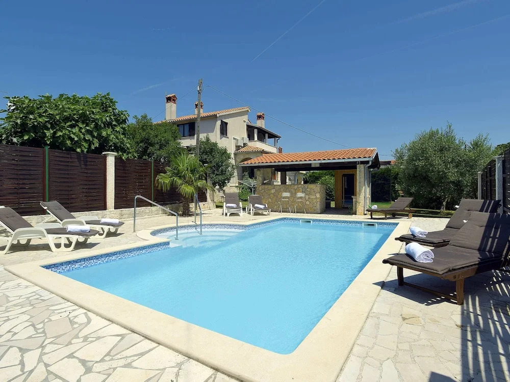 Holiday Home in Liznjan With Pool Near Beach