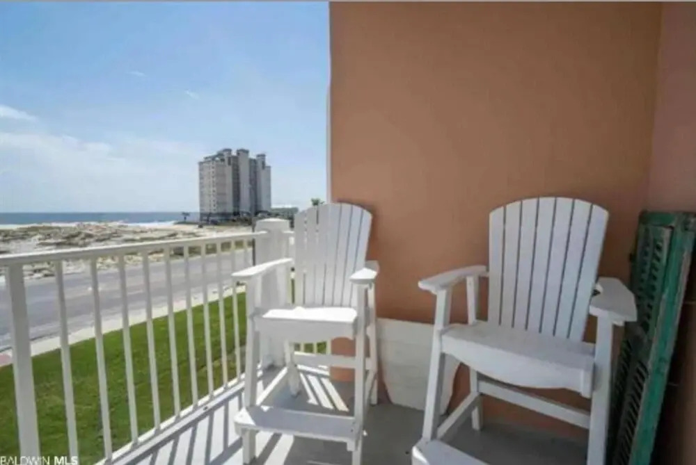 Gulf Shores Condo Pool Across Street From Beach