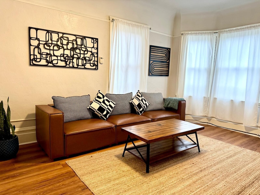 Gorgeous 3 Bedroom In Downtown