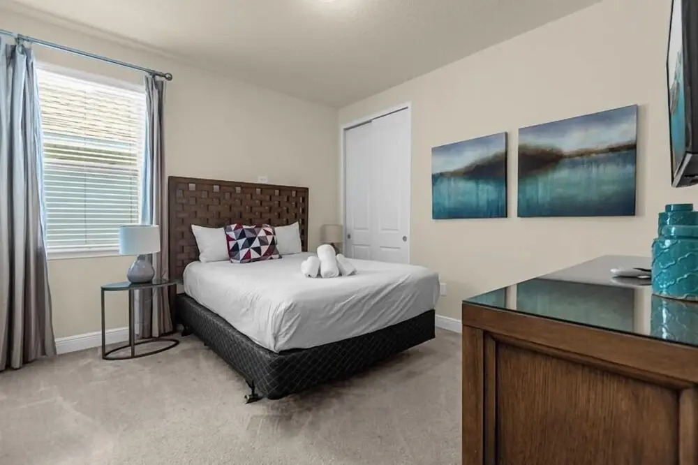 350-8-pc-open Floor Plan With Private Pool