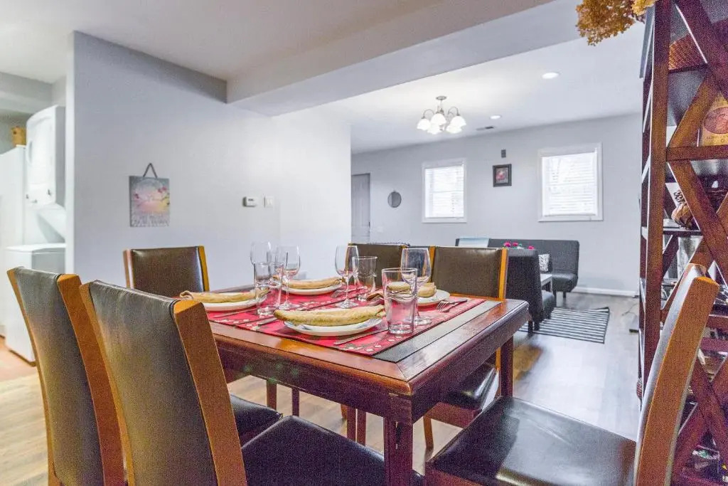 Old Town-Gold Coast Huge 5 br Home/ Free Parking/ Breakfast/ Pets OK/ Back Yard/ Walk Everywhere