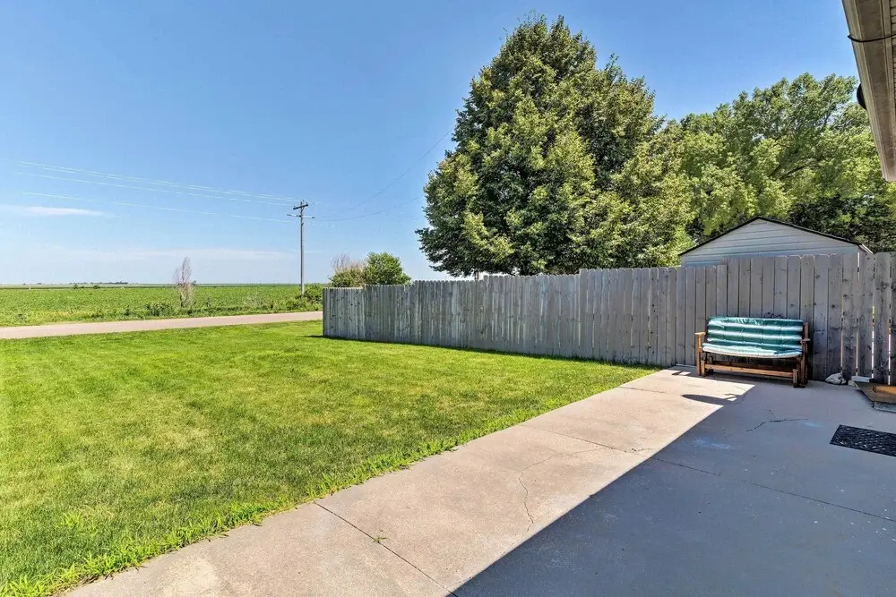 Elwood Townhome w/ Patio - 7 Mi to Johnson Lake