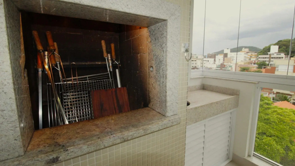1077 Excelente opção com duas suítes no centro de Bombinhas