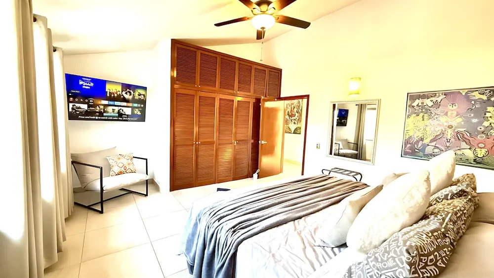 Luxurious 2 Bedroom Ajijic Home - Bikes - Huge Patio - Gym - Pickleball Court