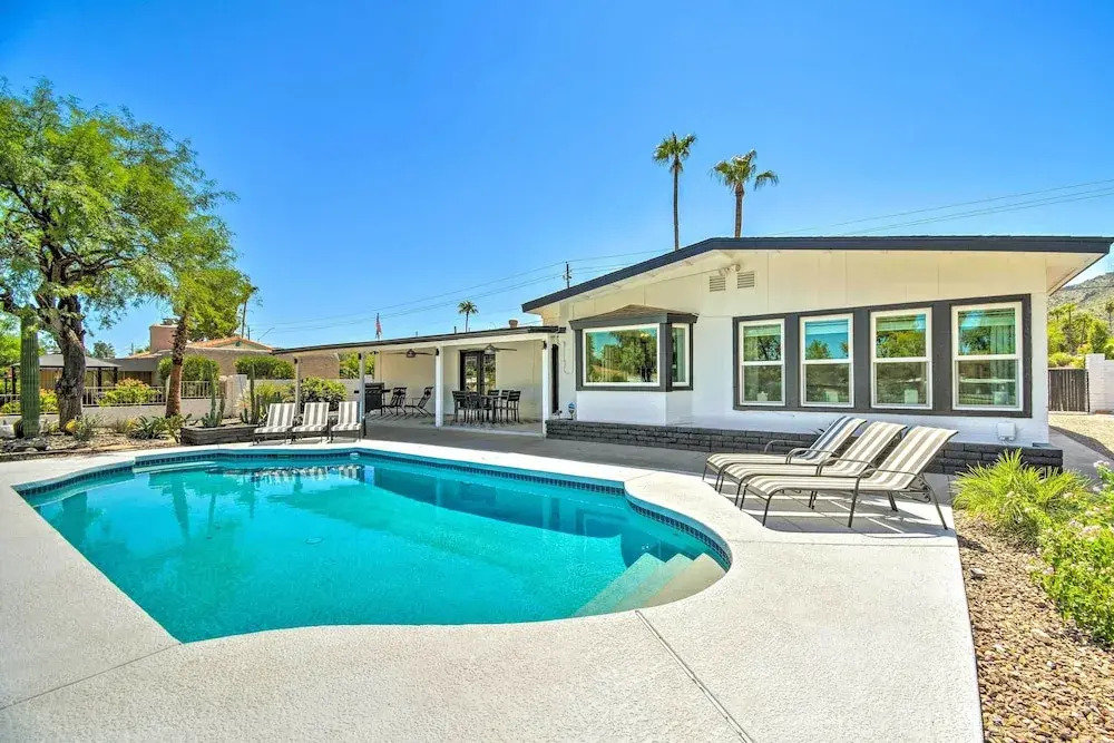 Modern Phoenix Home: Poolside Family Retreat!