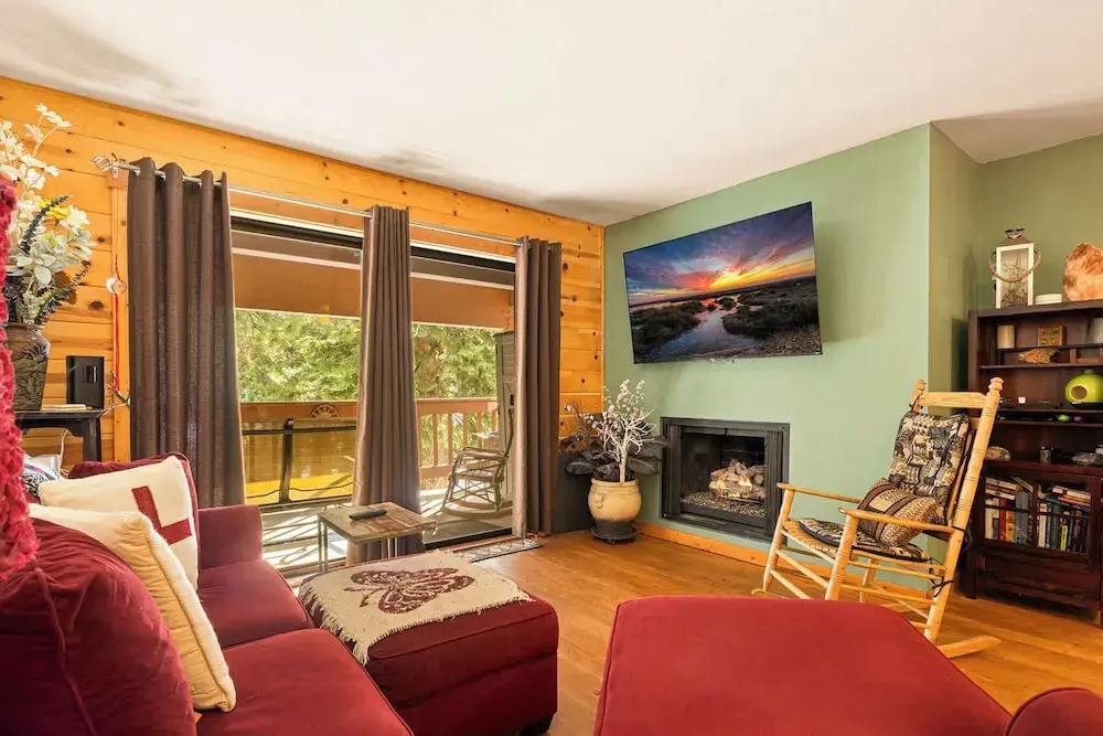 Sierra Pines Retreat Sleeps 6!