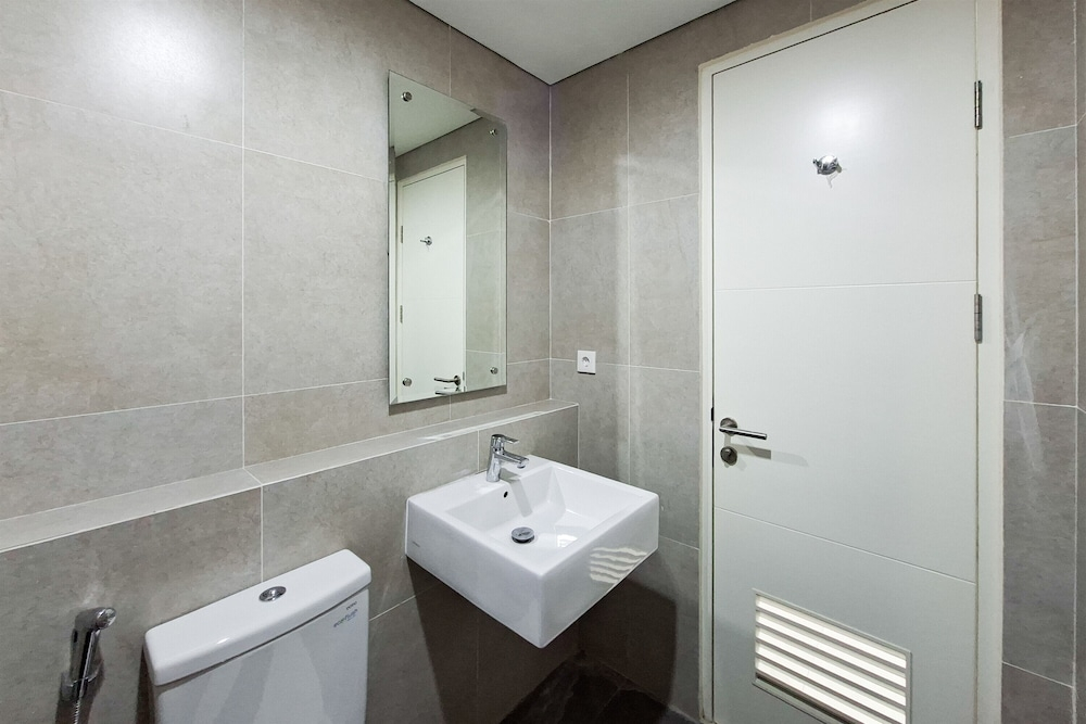 Homey And Spacious 3Br With City View At Apartment The Ayoma