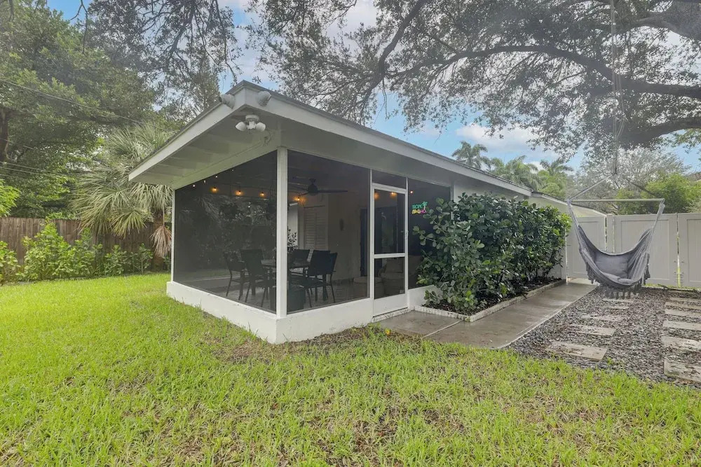'the Peacock Bungalow' Near Fort Lauderdale Beach!