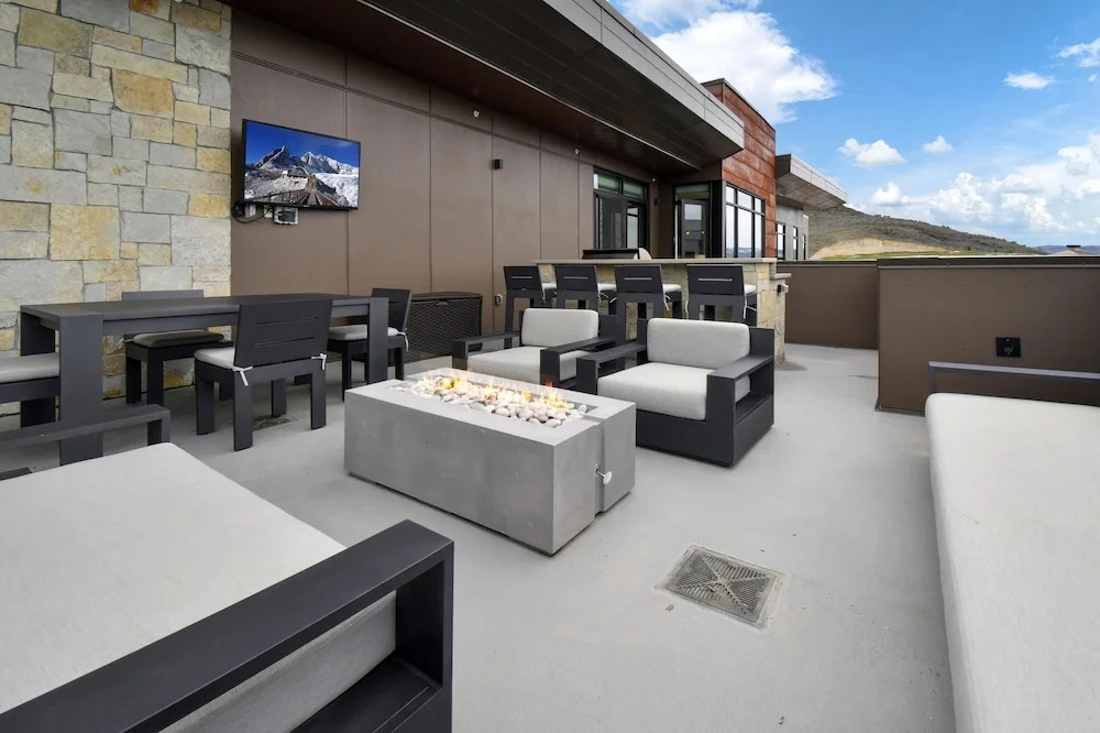 Stunning 4-bdr Penthouse With Rooftop Deck Ski-in out Access Pool hot Tubs 5-star Amenities