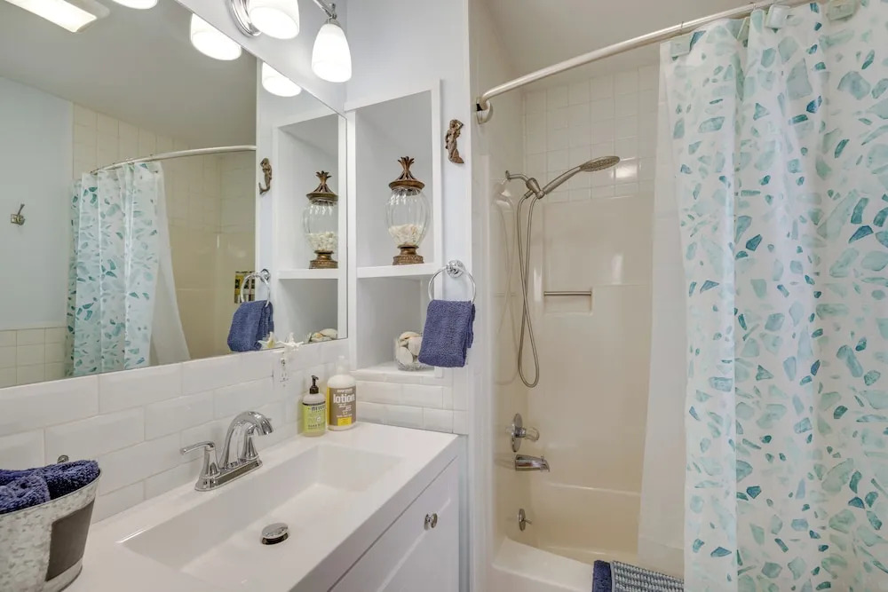 House w/ Hot Tub & Deck - Walk to Seaside Beach!