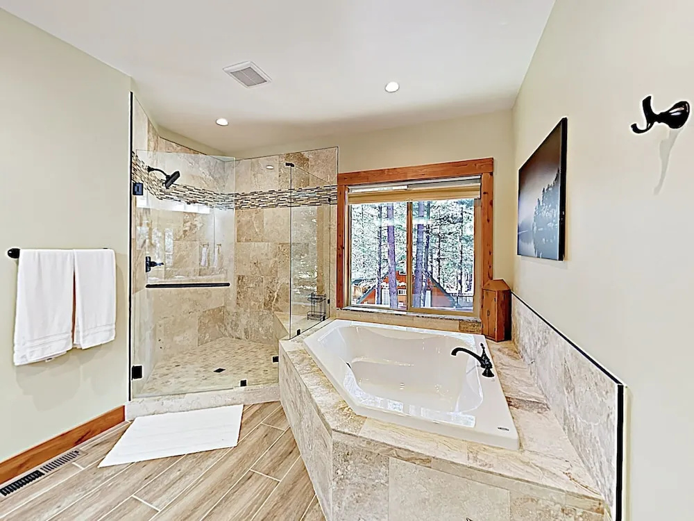 New Listing! Stylish All-season Oasis, Near Slopes 3 Bedroom Home