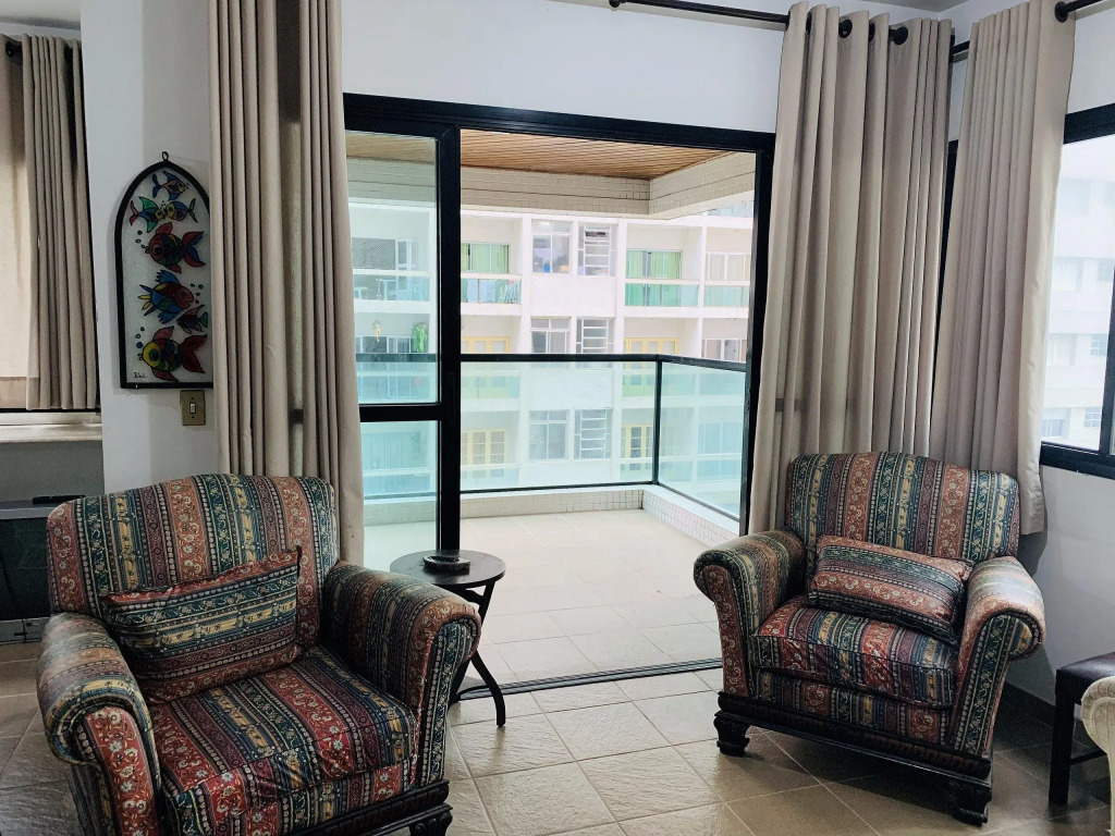 Amplo apartamento no Guarujá 50m da Praia de Pitangueiras, com serviço de praia - Saquarema 01