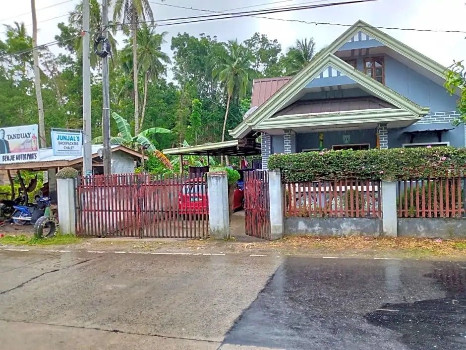 JUNJALs Backpackers Chalet